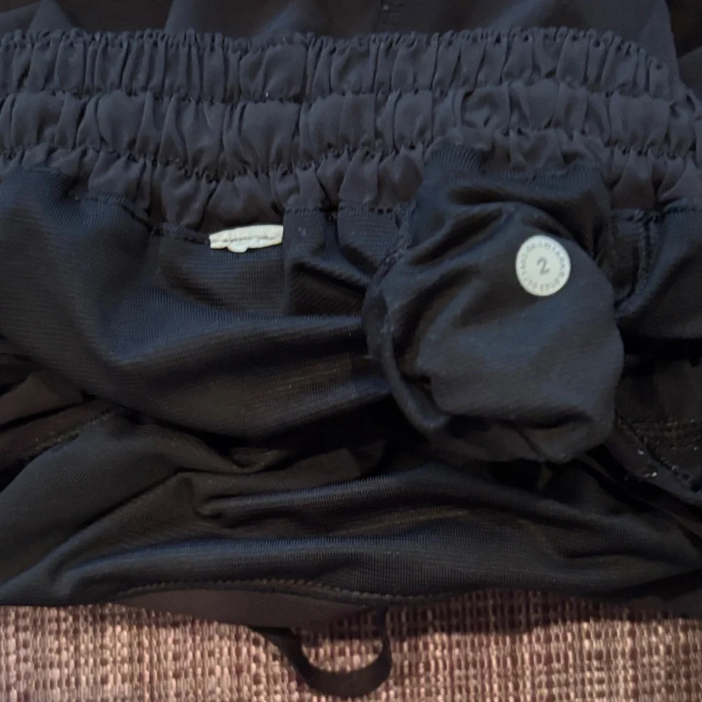 Black Lululemon Hotty Hot LR 2.5" Lined BLK Athletic Shorts - Size 2 - Picture 3 of 4